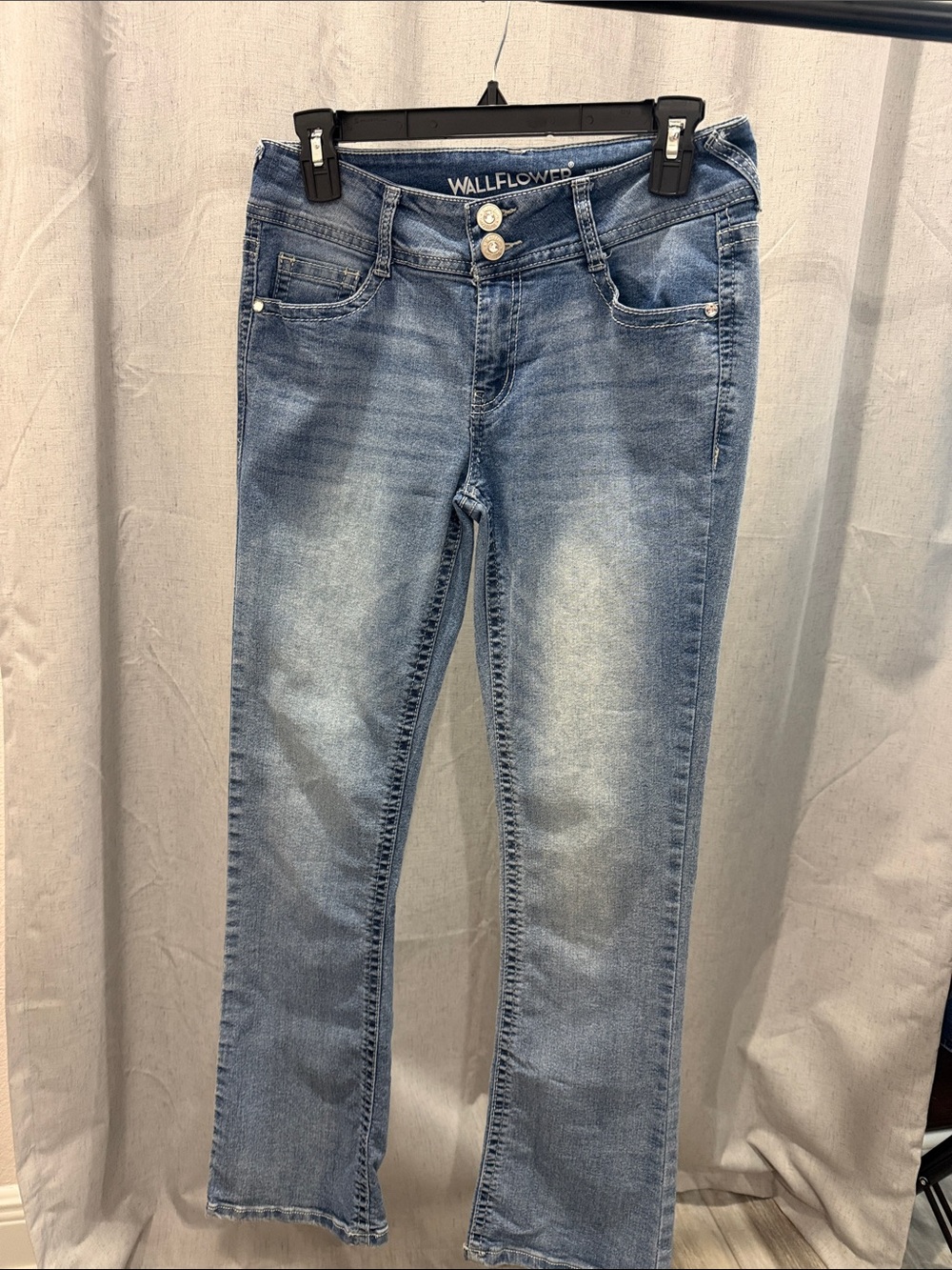 Wallflower Women's Light Blue Skinny Jeans with Faded Wash